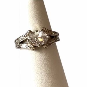 Silver Fashion Ring With Crystal Stone